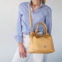 Diade Bolso Shopping en Piel Suave Amarillo TL142587